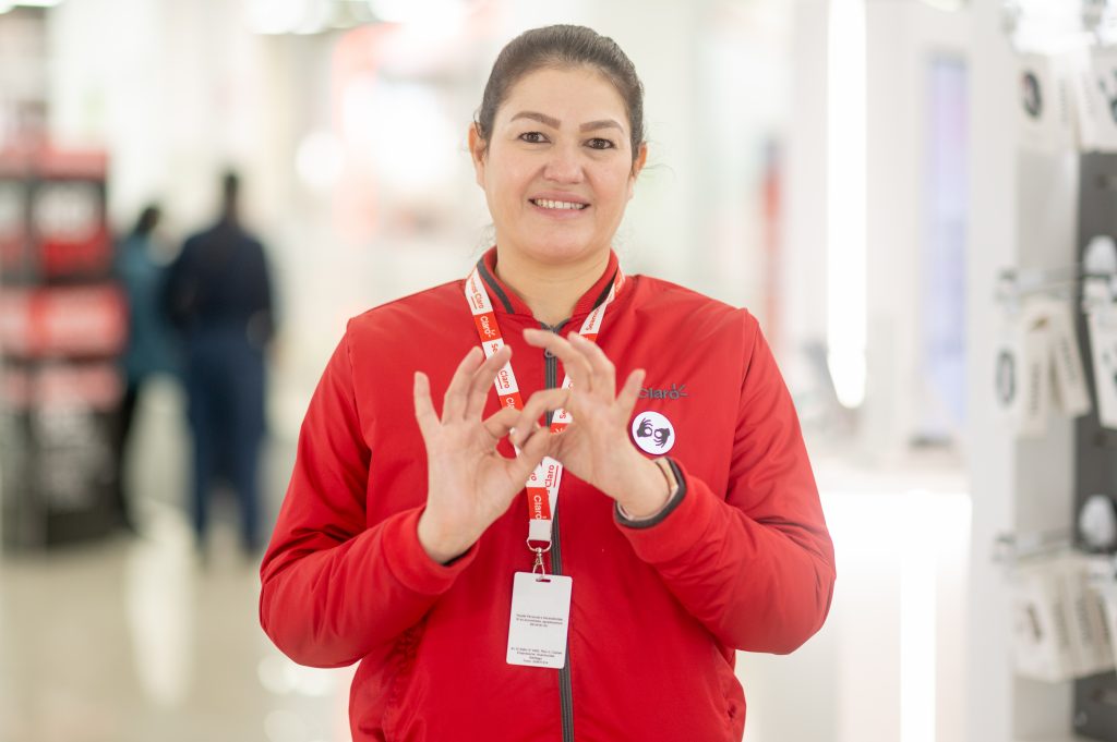 Junto a la ministra de Desarrollo Social y Familia, Jeanette Vega, Claro Chile lanzó hoy un nuevo canal de atención para que personas con discapacidad auditiva puedan conectarse con ejecutivos capacitados en lengua de señas.  